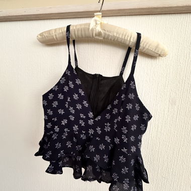 Top Boho Chic con balze e paillettes plissettate