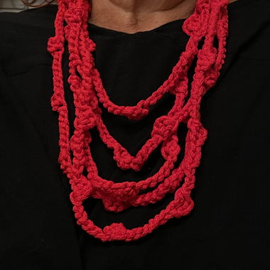 Rote handgestrickte Halskette