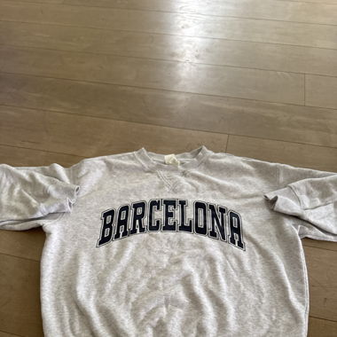 Grauer Pullover mit Aufschrift 