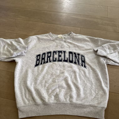 Grauer Pullover mit Aufschrift 