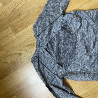 Graues Sportoberteil mit freiem Rücken