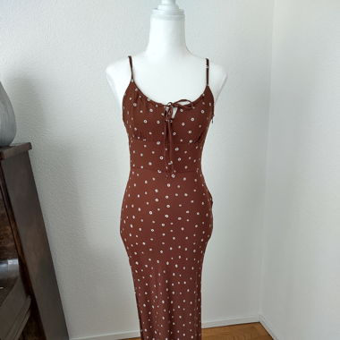 Maxikleid braun mit weissen Blüten 