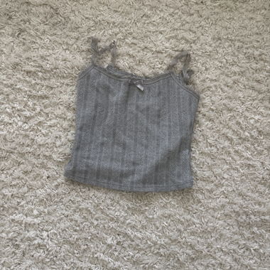 Top grigio con bretelline sottili