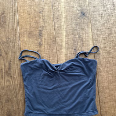grau-blaues top mit speziellem ausschnitt