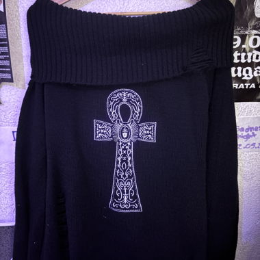 Maglione goth con croce in maglia nera