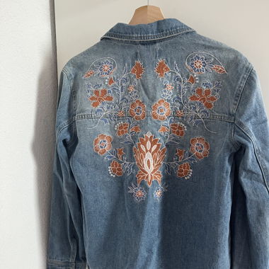 Veste en jean/denim avec broderie 