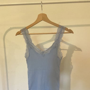 Canottiera azzurro baby con pizzo