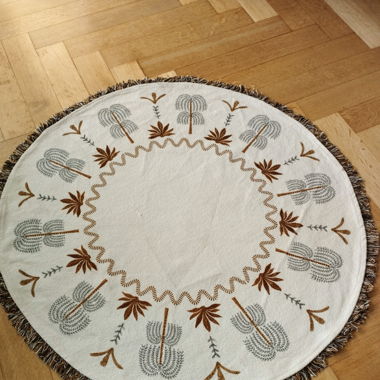 Runder Teppich, weiss mit Muster