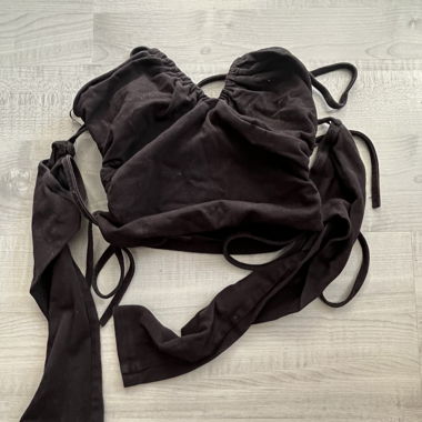 Crop top nero con lacci