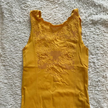 Gelbes Top mit Cut Outs & Rückenausschnitt
