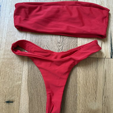 Ensemble de bikini bandeau rouge