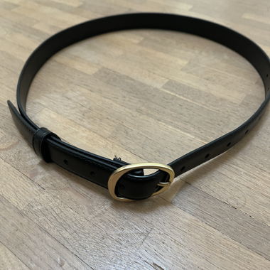 Schwarzer Lederguertel mit Goldschnalle