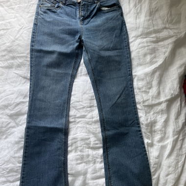Jeans oben eng unten weit