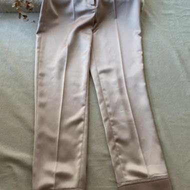 Pantalons en satin rose poudré