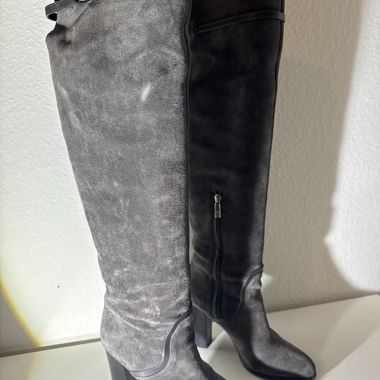 Grau Wildleder kniehohe Stiefel mit Absatz