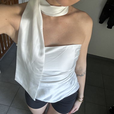 Haut en satin blanc avec foulard
