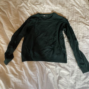 Dunkelgrüner Feinstrickpullover