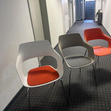 6 Designerstühle (2 weiss, 2 beige, 1 orange)