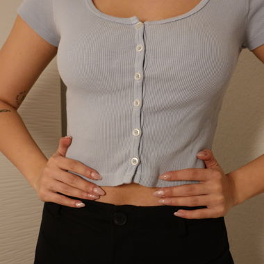 Hellblaues geripptes Button-Crop-Top