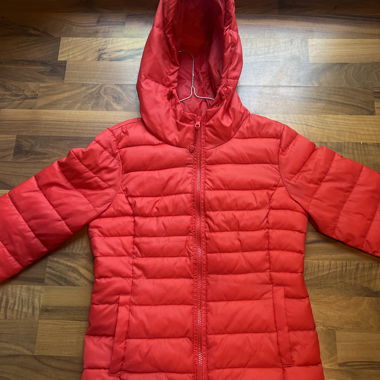Rote Steppjacke mit Kapuze