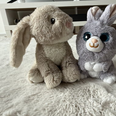 2 Plüschhasen – ungebraucht & super flauschig 