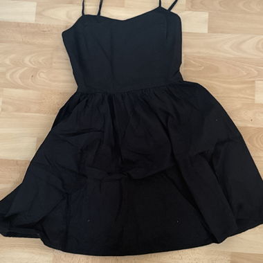 Robe noire à bretelles fines