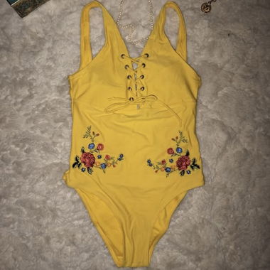 Maillot de bain une pièce jaune fleuri
