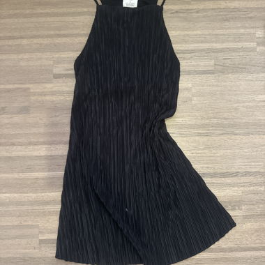 Robe noire plissée sans manches