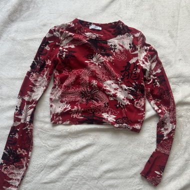 Crop top lungo rosso con motivo drago