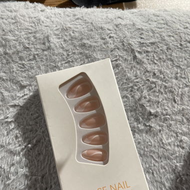 Press on nails