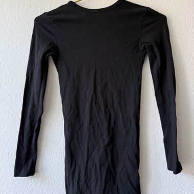 Schwarzes Kleid mit langen Ärmeln