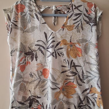T-shirt vert à fleurs