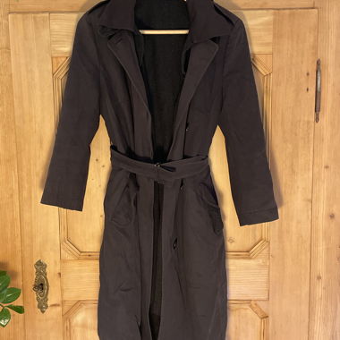 Cappotto nero A-K-R-I-S-punto
