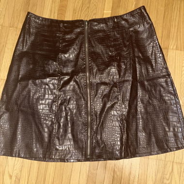 Mini gonna in pelle effetto coccodrillo marrone con zip