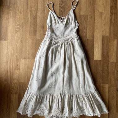 Robe midi crème brodée Zara