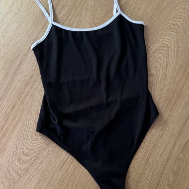 Maillot de bain noir à bretelles blanches