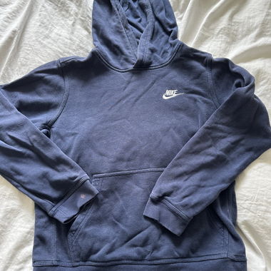 Dunkelblauer Nike Pulli 