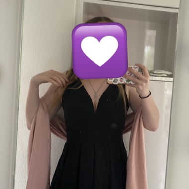 Schwarzes Kleid
