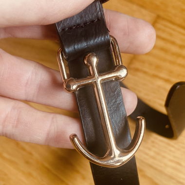 Schwarzer Gürtel mit Anker-Schnalle