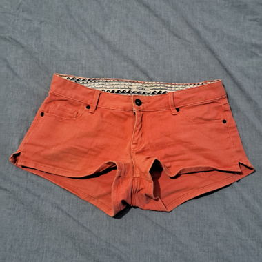 Coralfarbene Shorts