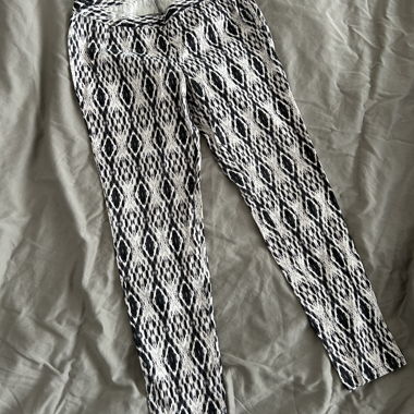 Schwarz-weisse Hosen