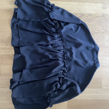Schwarze Bluse mit Volants