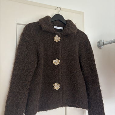 Giacca bouclé marrone ZARA con bottoni a fiore