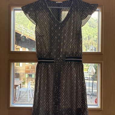 Schwarzbraun-Goldfarbenes Kleid mit kleinen geometrischen Motiven