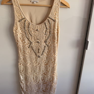 Beigefarbene ärmellose Robe