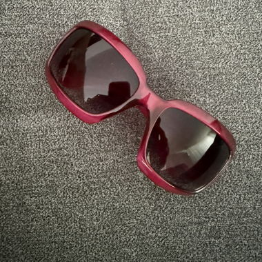 Occhiali da sole con cuore rosa