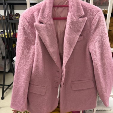 Blazer peloso rosa – un vero colpo d'occhio.