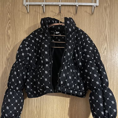Doudoune courte noire à motifs (h&m)
