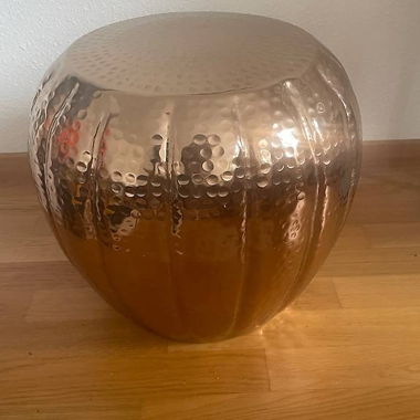 Sgabello in metallo/tavolino da appoggio rosa