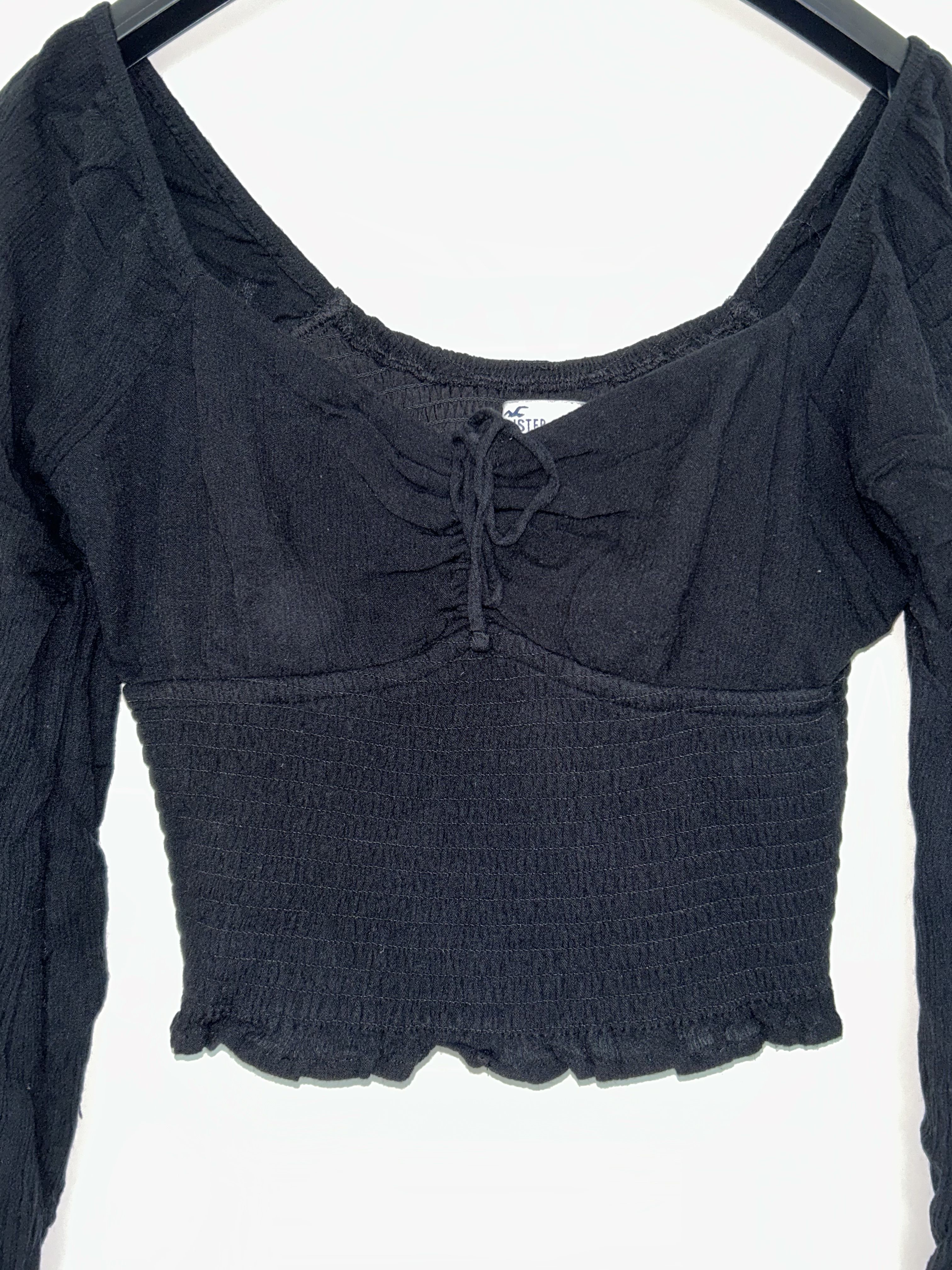 Top corto nero a maniche lunghe